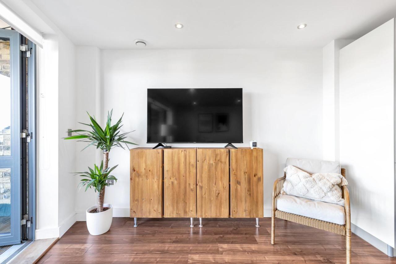 לונדון Modern Luxe Apt Just 10 Mins From Tower Bridge! Easy Access To Tube And Bus מראה חיצוני תמונה